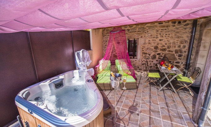 Allegre Les Fumades Maison | Gite avec jacuzzi privatif dans un mas provençal