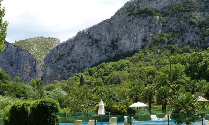 Anduze Appartement | Gite tout équipé dans un mas avec piscine et vue sur la "Porte des Cévennes"