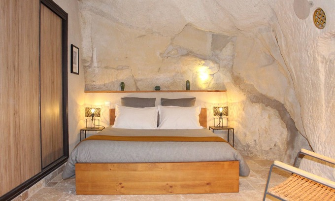 Cravant-les-Coteaux Maison | Gite troglodyte de charme & SPA privatif en Touraine...