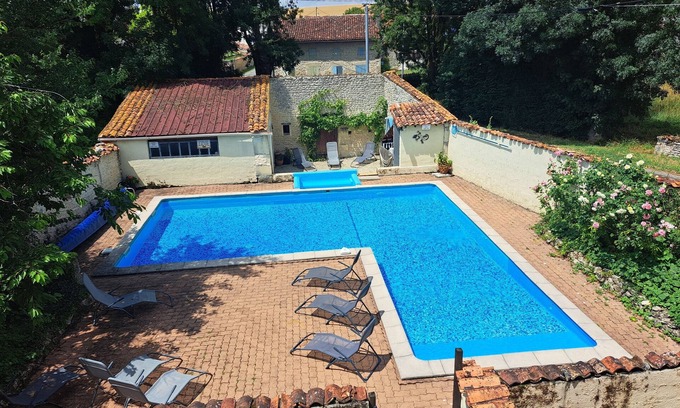 Saint-Pierre-de-Juillers Cottage | Les enfants peuvent entrer et sortir librement dans le jardin de jeux clos