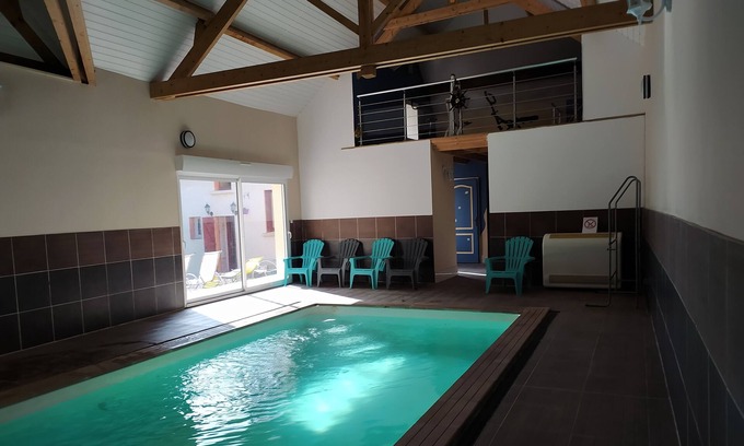 Mont-Saint-Jean Maison | GITE AVEC PISCINE INTERIEURE, BABYFOOT ET SALLE DE REMISE EN FORME