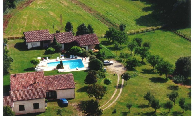 Saint-Marcory Copropriété | Gîte avec grande piscine, aire de jeux, espace vert.