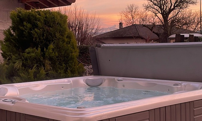 Genevois Maison | Gite with private spa