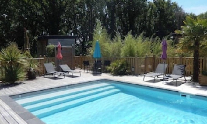 Le Tour-du-Parc Cottage | Joli gîte avec piscine, à 5 min de la plage, appelé "BERDER"