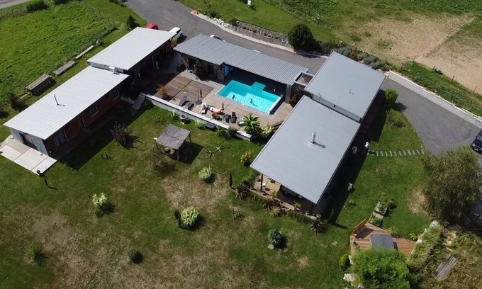 Dampierre Cottage | GÎTES 23M2 avec terrasse, piscine chauffée, SPA et sauna