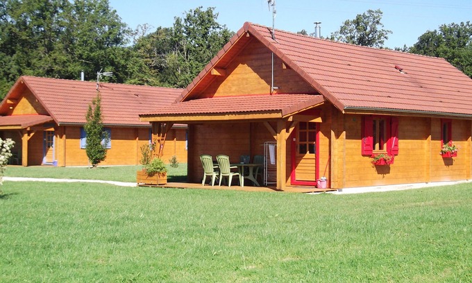 Commenailles Chalet De Ski | Gîtes de 75m², 6 couchages avec piscine (JURA) - Coccinelle