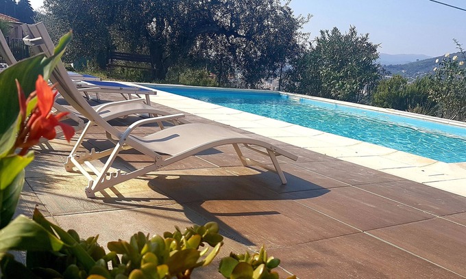 Imperia Villa | Appartement Giulia dans Villa avec jardin parking piscine intérieure partagée