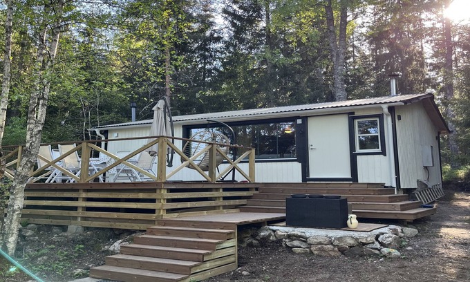 Orebro County Cottage | Gläntan. Mysigt Nyrenoverat Boende med Idealisk Skog och Stadsläge!