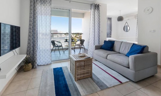 Lykabittos Appartement | Glabur Stays - The Sunny Atelier - Nicosia City