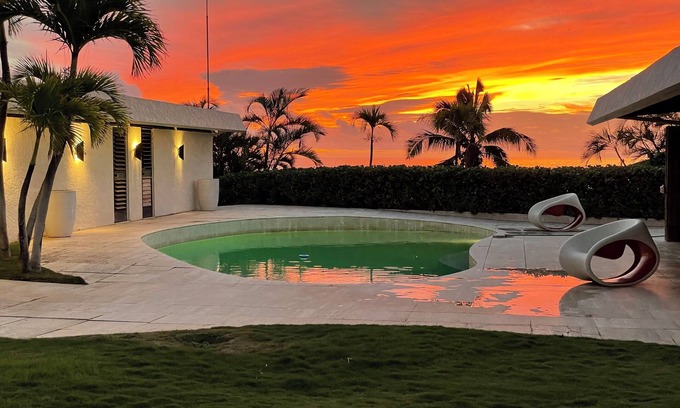 Honolulu Maison | Glam Mid Century Modern 4-bedroom oceanfront estate in wonderful Honolulu