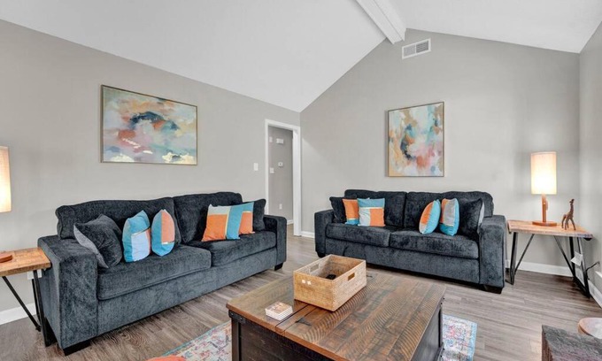 Ellendale Maison | Glamorous 3BR 2BA house w/large fenced backyard