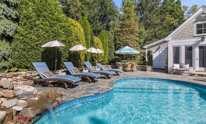 Newbury Cottage | Glamorous Cabana: Fireplace, Holiday Lights, Luxurious Romantic, 5min to Eateries, Shopping, & Shows