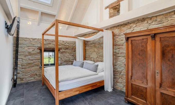 Kronenburg Maison | Glamorous Cottage Chimney Sauna