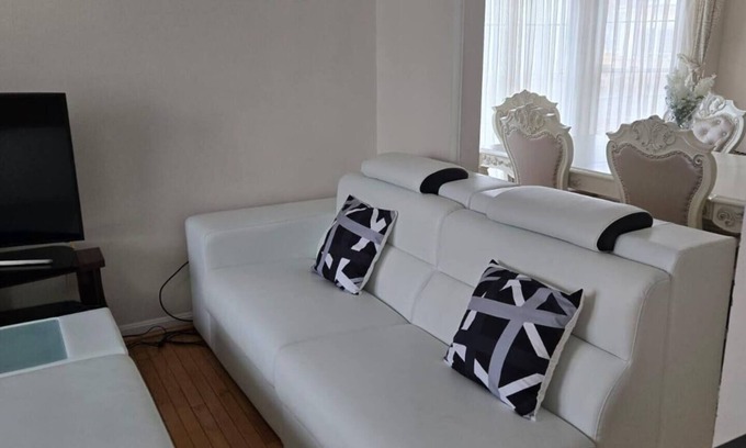 Greenbelt Maison | Glamorous Two level, 4 bedroom Family Home