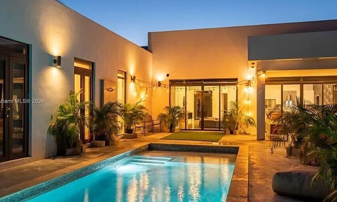 Fort Lauderdale Villa | Glamorous Waterfront Canal Home w/ Pvt Dock & Pool