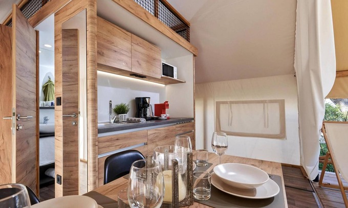 Nunspeet Cabine | Glamping tent equipped with living room, kitchen and bathroom.