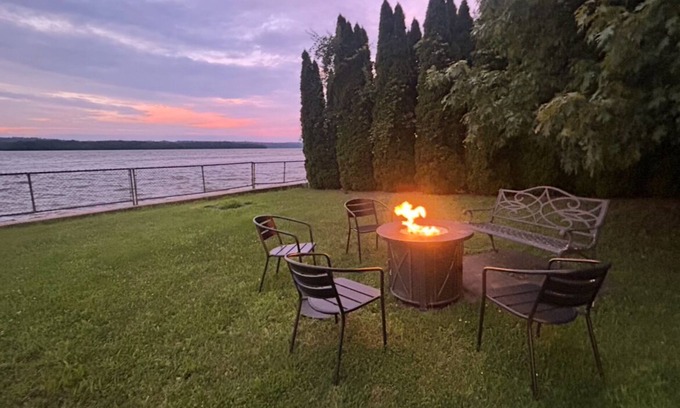 Glasco Appartement | Glasco Waterfront Oasis/10 min from HITS