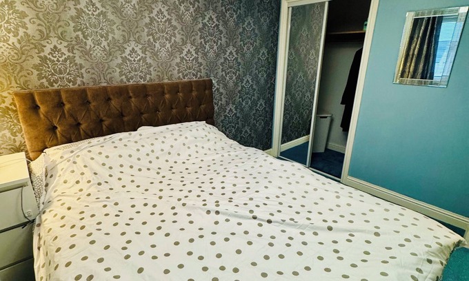 Glasgow Maison | Glasgow Guest House free 2 car parking Free WIFi Main Door House