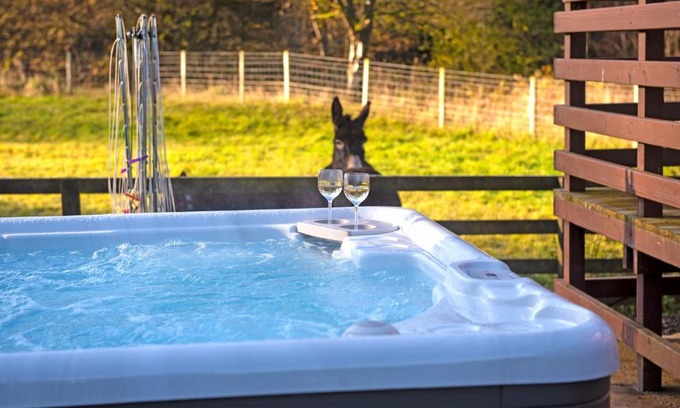 Cumnock Maison | Glen Bay - 2 Bed Lodge on Friendly Farm Stay with Private Hot Tub