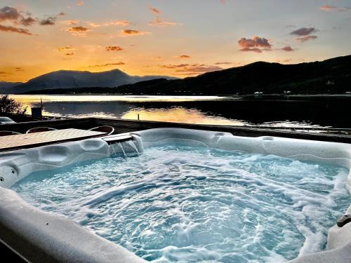 West Laroch Maison | Glenachulish Bay with Hot Tub
