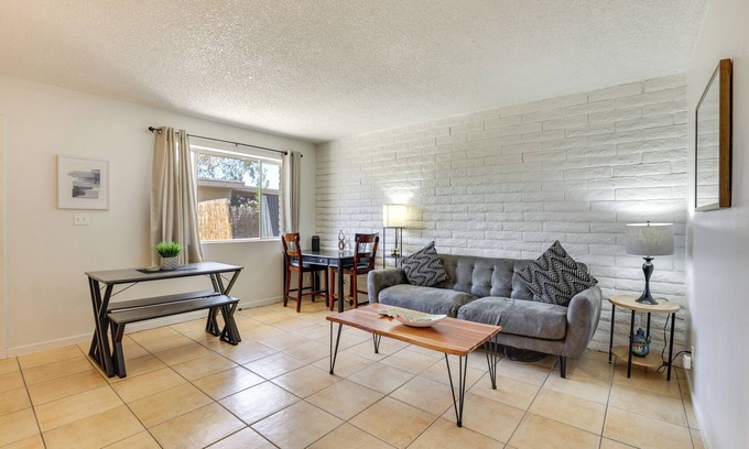 Glendale Copropriété | Glendale Unit w/Private Yard Near Sports Venues!