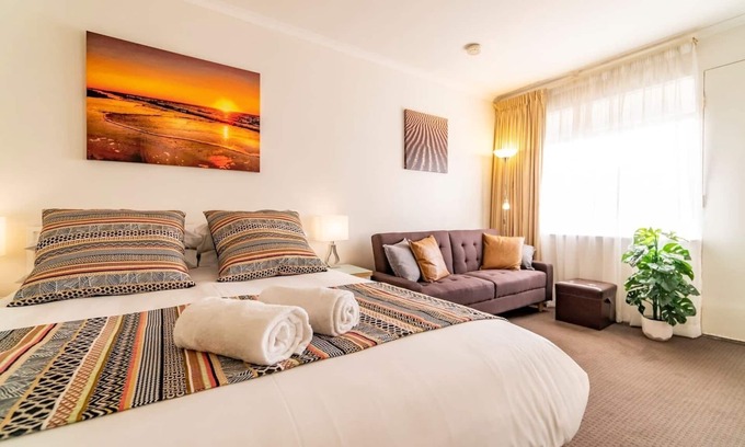 Glenelg Appartement | Modest Glenelg Central Studio w/ WIFI + Parking