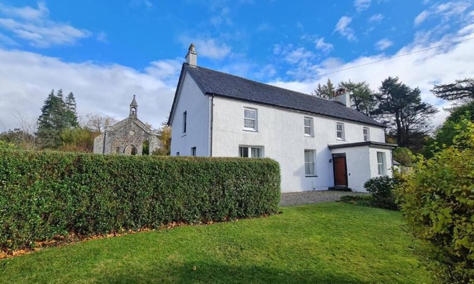 West Laroch Maison | Glenrigh House - Truly special home with beautiful gardens and church ruins.