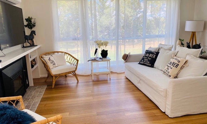 Yarra Glen Maison | Glenview Park Cottage and Farm Stay 3 bedrooms with fireplace. Yarra Glen
