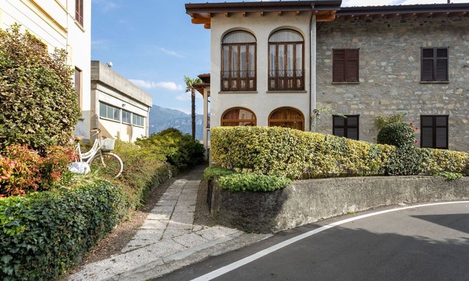 Cadenabbia Appartement | Glicine, Lovely 2 Br Apartment With Balcony By Halldis