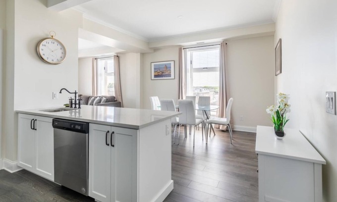 Smiths Falls Appartement | Simply Comfort. Rideau 2Br Signature Apartment Free Parking