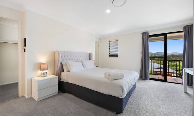 Gold Coast Maison | Glorious 5-Bed Amidst Nature in Burleigh Heads