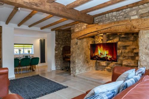 Brockworth Maison | Gloucester-Modernised 4 Bedroom Cottage-Sleeps 8-Free Parking-Fast Wi-Fi