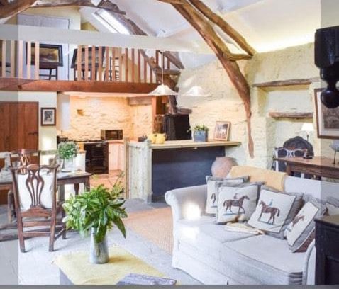 Llanon Maison | Glovers cottage private hot tub and super king