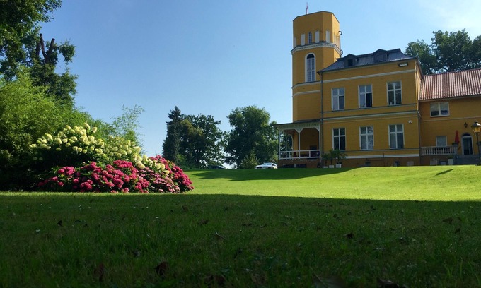 Leinitz Autre | Glowe Castle Weddings Weddings KIKA Mädchen WG 2020 / Krass Class trip