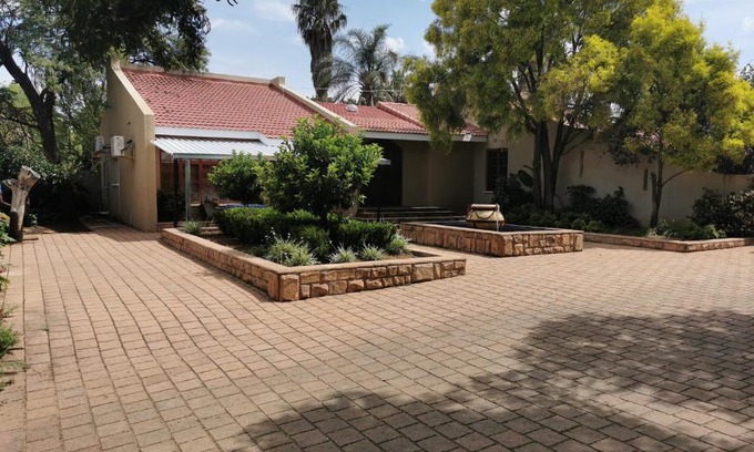 Riebeeckstad Maison | Gluckman Drive Guesthouse