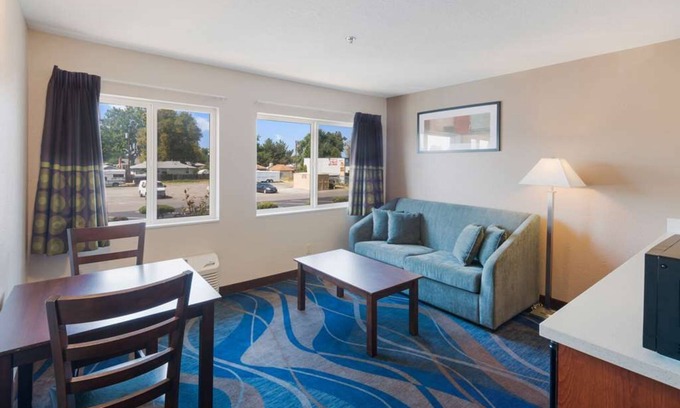 Tri-Cities Maison | Go fishing or boating at Columbia River! 2 Large Units with Free Parking Onsite!