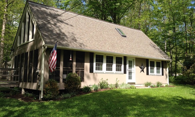 Lebanon Cottage | Allez sauter dans le lac!