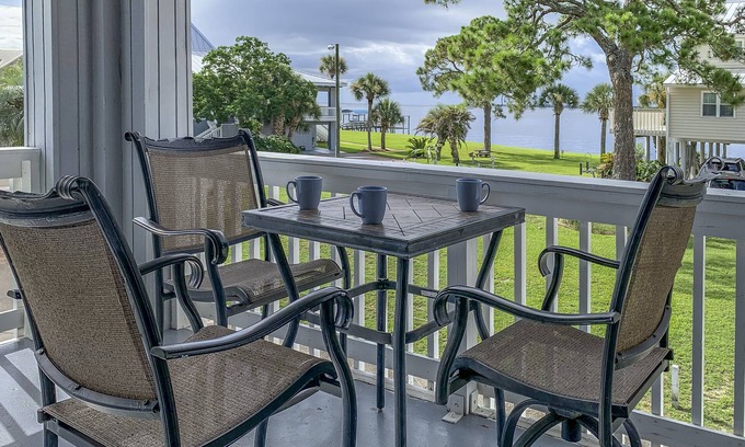 Panacea Copropriété | Going Coastal in Panacea, Wraparound Balcony, Bay & Marina View, Pool, NO BOATS