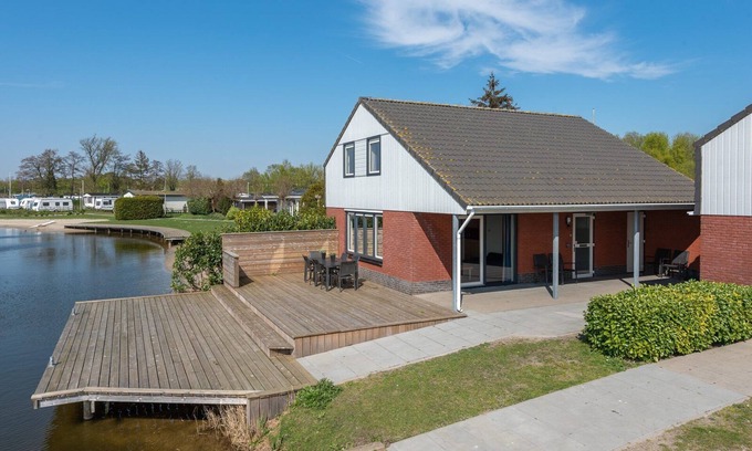 Dronten Cabine | Going on holiday with the entire family? Stay at our freestanding bungalow with a view of the Veluwemeer or at the courtyard garden.