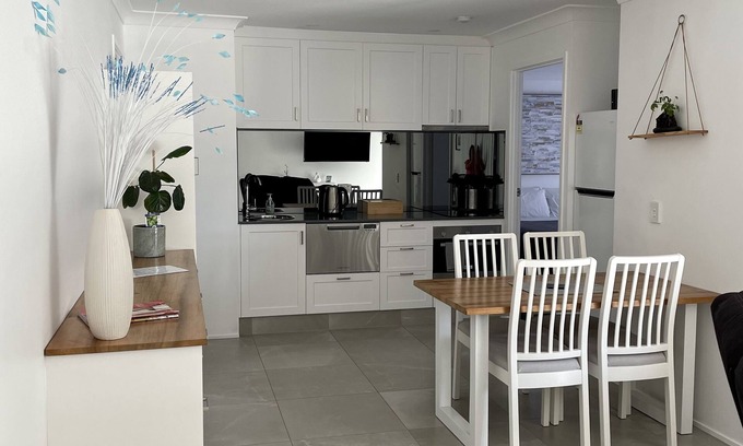 Elanora Appartement | Gold Coast Comfort – Stylish 1-Bedroom Retreat Near Beaches, Cafés & Lake