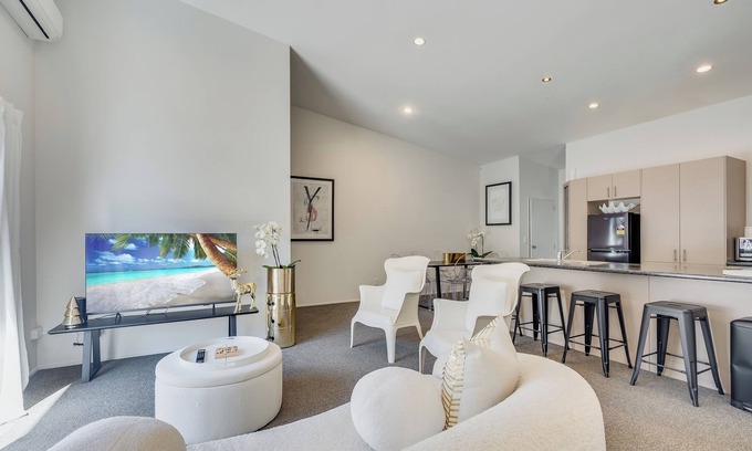 Mount Maunganui Maison | Golden 3-bedroom Retreat in beautiful Mount Maunganui with WiFi, AC