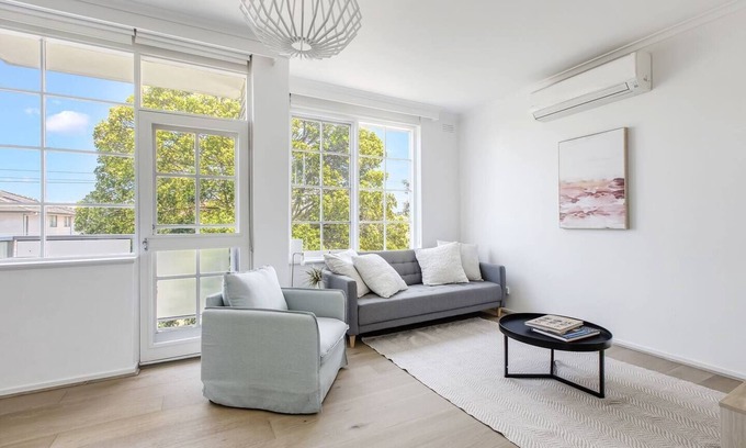 St. Kilda East Appartement | Golden Alma A Radiant Escape between City and Sand
