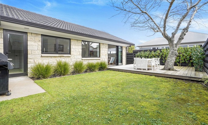 Cambridge Maison | Golden Grove - Cambridge Holiday Home