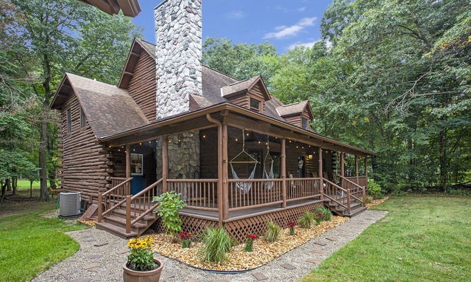 Burnips Cabine | Golf Course Log Cabin with Hot Tub & Movie Theater