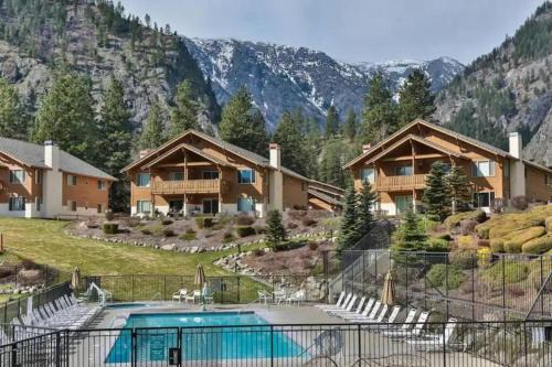 Downtown Leavenworth Maison | Golf Course View Condo Walk to Town & Pools