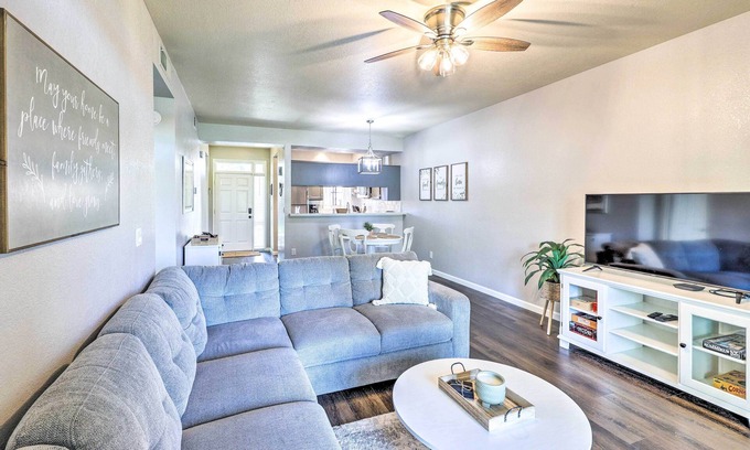 Arrowhead Ranch Copropriété | Golf Course Views & Pool Access: Glendale Condo!