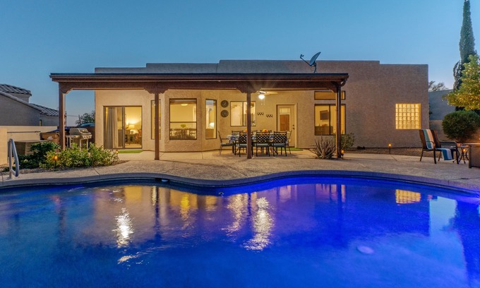 Gold Canyon Maison | GOLF Oasis, MT Views, Htd POOL, Spa, Putt Green, Shuffleboard, Direct TV, 2 Bikes