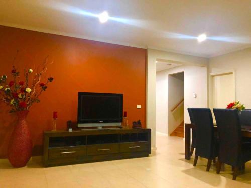 Craigieburn Maison | Golf View Charm