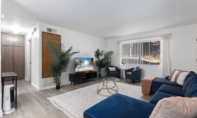 San Carlos Appartement | Golfcrest Getaway, Foosball, Near UCSD, King Bed, Pool, Jacuzzi, Private Balcony