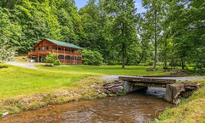 Mars Hill Cabine | Golfing and Skiing Access From This Amazing Cabin on A Stream